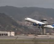 Tenerife dispone di due aeroporti, uno al nord (il primo ad essere stato costruito) e l&#39;altro al sud (sviluppatosi in funzione dell&#39;espansione dell&#39;industria del turismo). nL&#39;Aeroporto Internazionale