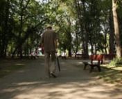 Cristian (55 years old) sees a girl (20 years old) in a park, crying. He is going through a nostalgic moment. He recalls one of his failed rendezvous from when he was young and decides to tell the story to the stranger in the park, convinced she is sad due to a similar reason. His story is short: in his youth he met a girl and asked her out on a date, but she never showed up. He is still obsessed with her image. He is certain it was love at first sight, although he didn’t even know her name. C