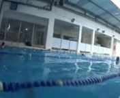 video de muestra de la pileta de Evolution Sport donde se ven personas nadando en la piscina