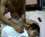 ooops..see how my daughter had her body massage by her beloved daddy...hehehe..feel na feel as if she done so many things during that day... so cute (age : nine months)