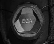 Der Social Media Spot zeigt die Features des Sicherheitsschuhs und legt dabei mittels extremer Macro Aufnahmen ein besonderes Augenmerk auf das BOA Verschlusssystem.
