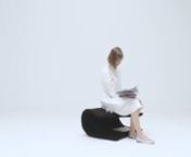 A rug that you can sit on by bending it. There is a 10mm thick structure made of aluminum inside. It can be used as a rug and sometimes as a chair as you like.nnDesign : YOY http://yoy-idea.jp