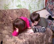 Брат и сестра играют дома в танчики.