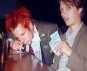 Web: http://sexspistols.blogspot.com/nnA Sex&#39;s Pistols együttes 2000 elejétől 2001 májusáig létezett és koncertezett Magyarországon. A formáció ezután viharos sebességgel feloszlott.nnTöbbek közt a CPG együttessel váltak az ezredfordulós nyarak elmaradhatatlan előzenekarjává, de játszottak a Junkies előtt is a szegedi Rocktárban, illetve Debrecenben, Kiskunhalason és Budapesten boldogították a jónépet – a fővárosban felléptek a Bankrupt és a Slag zenekarokkal is