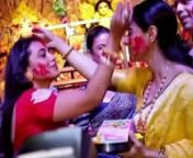 When Rani Mukerji smeared sindoor on Kajol’s face. Durga Puja is full of fun memories and interesting traditions. One such tradition is where all the ladies play with sindoor and today we have this video of Kajol and Rani Mukerji doing the same. Watch this video to see how Kajol reacts after Rani smears her face with sindoor.