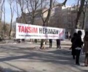Taksim Meydanı&#39;nda geçen pazar günü bir buluşma vardı. &#39;Bize sorulmadan olmaz!&#39; diyen İstanbullular Taksim Meydanı&#39;nın etrafını köprülü kavşaklar ve tünellerle çevirip, ortasını da taş yığınına çevirecek projeye karşı seslerini yükseltti. Kent merkezindeki meydanın tek yeşil alanı olan Gezi Parkı&#39;nda ağaçların işaretlendiğine dikkat çeken İstanbullular, isimlerini yazdıkları kağıtları bu ağaçların gövdelerine sardı. Taksim Platformu girişimiyle g