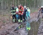 Een mountainbiker, heeft bij een toertocht van Tempo Soest zijn been gebroken, in het bos nabij Lage Vuursche.nDe brandweer assisteerde het ambulance personeel om uit het bos te komen.nNa 1 1/2 uur kon het slachtoffer verder met een ambulance.