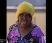 Née au début des années 50 dans la région de Mina Mina, près de Yuendumu, à 400km au Nord-Ouest d’Alice Springs, Dorothy Napangardi est une artiste reconnue. Elle décrit son enfance comme insouciante, loin des troubles de la colonisation. En 1957 sa famille est pressée de s’installer dans la communauté de Yuendumu où, plus tard, promise à un homme, elle donna le jour à 4 filles. Aujourd’hui, après s’être remariée avec Eddy Hairborn, originaire du Queensland, elle vit à Al