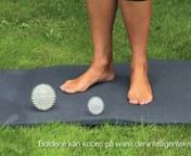 Se Lotte Paarup vise dig, hvordan du effektivt masserer dine fødder med en nubret massagebold. Det er fantastisk for fødderne men ikke mindst for resten af kroppen.