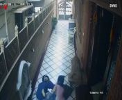 Shocking video shows the moment a mother and daughter leaped into action to fight off an armed man during a robbery attempt in India.
