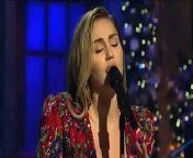 Mark Ronson y Miley Cyrus ft. Sean Ono Lennon: Happy Xmas (War Is Over) (En Vivo) #SNL
