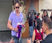 On Valentine&#39;s Day, Tiger Shroff was showered with roses and gifts by his female fans, who expressed their admiration for the actor. Tiger warmly accepted the tokens of affection and took the time to pose for photographs with them. Check it out!&#60;br/&#62;&#60;br/&#62;#tigershroff #valentineday #bollywood #trending #fanslove #viralvideo #bademiyanchotemiyan #tigerjackieshroff #celebrity #celebupdate