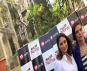 Kareena Kapoor was recently spotted in Mumbai in the most chic black and white shirt dress ensemble. Her latest look is perfect for this summer season!&#60;br/&#62;&#60;br/&#62;#kareenakapoorkhan #kareenakapoor #nehadhupia #whiteshirt #ootd #fashion #bebo #bollywood #viralvideo #trending #bollywood #celebupdate