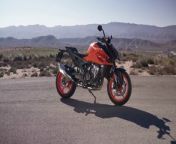 The KTM 990 Duke joins the Austrian company&#39;s 2024 catalog and targets the naked 1000 segment with a new aesthetic pattern within the Duke family, other mechanical innovations and yes, the same aggressive and sporty attitude as always.&#60;br/&#62;&#60;br/&#62;Price of the KTM 990 Duke: € 15,699&#60;br/&#62;&#60;br/&#62;The KTM 990 Duke is coming in 2024 to take the Austrian firm&#39;s bare average one step further, bringing it even closer to the &#92;