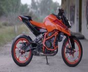 The KTM 390 Duke enters a new era in 2024 with improvements in every aspect, making it once again a reference among A2 motorcycles.&#60;br/&#62;&#60;br/&#62;Price of KTM 390 Duke: € 6,399&#60;br/&#62;&#60;br/&#62;The KTM 390 Duke 2024 is set to be one of the most fun performance and handling A2 motorcycles on the market, especially thanks to the comprehensive update in this version; certainly the most important since its launch a decade ago. Completely redesigned, new engines, a completely new chassis concept and new styling.&#60;br/&#62;&#60;br/&#62;The most important thing about this 2024 KTM 390 Duke is definitely seen in the new chassis, divided into 2 parts, with a completely new multi-tubular steel main frame as well as a die-cast aluminum subframe. In this way, the brand promises better dynamic behavior by increasing torsional rigidity. The agility and response of the chassis has also been improved, with new steering plates and revised displacement providing greater control and stability.&#60;br/&#62;&#60;br/&#62;The chassis is now also mated to an all-new, lightweight, arched swingarm surrounding the relocated shock absorber. This is mounted off-center to allow the design of a larger air filter housing. This also results in lower seat height; This is a criterion deliberately sought to increase accessibility for all types of users without compromising stability and behavior.&#60;br/&#62;&#60;br/&#62;Another completely renewed part of the KTM 390 Duke is the single-cylinder engine, which has now grown to 399 cc (previously 373 cc) but remains light and compact. Covering cylinder displacements from 125 cc to 399 cc, this block, called LC4c (&#39;c&#39; for compact), draws on the experience gained with the previous generation but takes steps forward with optimized cylinder heads and gear changes. In addition, these adjustments ensure that it complies with the Euro 5+ standard. Thus, it slightly increases its power (33 kW) in parallel with the slight increase in overall weight.&#60;br/&#62;&#60;br/&#62;Other changes introduced in the 2024 KTM Duke are seen in technological advances such as Supermoto ABS with modes (in addition to cornering ABS), disconnectable MTC cornering traction control (thanks to the 3D sensor), launch control (limited to 7000 rpm at the exits). ), 5&#92;