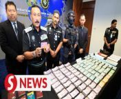 The Immigration Department discovered more than half a million ringgit in cash during a raid on a factory that hired illegal immigrants.&#60;br/&#62;&#60;br/&#62;During a press conference on Wednesday (March 20) Immigration Department director-general Datuk Ruslin Jusoh said the raid was conducted on Tuesday (March 19) at a factory that processed recycled electronics in Port Klang.&#60;br/&#62;&#60;br/&#62;Read more at https://tinyurl.com/43f9dmw8 &#60;br/&#62;&#60;br/&#62;WATCH MORE: https://thestartv.com/c/news&#60;br/&#62;SUBSCRIBE: https://cutt.ly/TheStar&#60;br/&#62;LIKE: https://fb.com/TheStarOnline