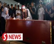 The remains of Royal Malaysian Navy (TLDM) pilot Lt Commander Wan Rezaudeen Kamal Zainal Abidin, 37, were safely laid to rest at about 10pm on Wednesday(April 24) at the Raudhatul Sakinah Muslim Cemetery in Batu Muda. &#60;br/&#62;&#60;br/&#62;Read more at https://tinyurl.com/t873jct7&#60;br/&#62;&#60;br/&#62;WATCH MORE: https://thestartv.com/c/news&#60;br/&#62;SUBSCRIBE: https://cutt.ly/TheStar&#60;br/&#62;LIKE: https://fb.com/TheStarOnline