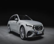 With the new Mercedes-AMG E 53 HYBRID 4MATIC+ as a saloon and estate, the performance and sports car brand from Affalterbach is presenting two further plug-in hybrid models. They combine outstanding performance and driving dynamics with a long electric range.&#60;br/&#62;The combination of the 3.0-litre six-cylinder in-line engine and the permanently excited E-synchronous machine generates a maximum system output of 430 kW (585 HP) and a maximum system torque of 750 Nm. The performance is correspondingly dynamic: acceleration from 0‑100 km/h takes place in 3.8 seconds. The top speed is electronically limited to 280 km/h (saloon with optional AMG Driver&#39;s Package). Up to 140 km/h are possible purely electrically.&#60;br/&#62;The 120-kW electric motor is integrated into the AMG SPEEDSHIFT TCT 9G transmission to save space. The high-power density of the hybrid power unit is achieved by the permanently excited internal rotor synchronous technology. The electric motor&#39;s maximum torque of 480 Nm is available from the first revolution and ensures high agility even when starting off. The traction battery with 400 volts has a gross capacity of 28.6 kWh and is installed in the rear under the trunk floor. The energy content that can be used every day is smaller at 21.22 kWh, as part of the energy is always reserved for boosting and thus high-performance driving. Nevertheless, the high-voltage battery enables an electric range of up to over 100 kilometres.
