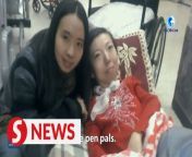 Paralyzed and bed-bound for over 30 years, 44-year-old Zhang Junli has found the meaning of life in painting. In defiance of fate, the artist in north China&#39;s Shanxi Province remains grateful for life and the beauty of the world.&#60;br/&#62;&#60;br/&#62;WATCH MORE: https://thestartv.com/c/news&#60;br/&#62;SUBSCRIBE: https://cutt.ly/TheStar&#60;br/&#62;LIKE: https://fb.com/TheStarOnline