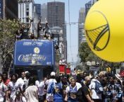 Ganz San Francisco spielte bei der Ankunft der geliebten Golden State Warriors verrückt. Fans aus der ganzen Bay Area kamen zusammen, um mit den frisch gebackenen NBA-Champions zu feiern.