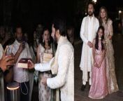 Rakul Preet Singh-Jackky Bhagnani&#39;s family gave sweets to Paps with their own hands after marriage. To know more about it please wtach the full video till the end. &#60;br/&#62; &#60;br/&#62;#rakulpreetsingh #jackkybhagnani #sweetdistributiontoppas #jackkyrakulwedding&#60;br/&#62;~HT.99~PR.262~ED.141~