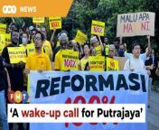 Former MP Maria Chin Abdullah hopes the prime minister will hasten reforms, but analysts say his government will likely be unfazed by it.&#60;br/&#62;&#60;br/&#62;Read More: &#60;br/&#62;https://www.freemalaysiatoday.com/category/nation/2024/02/27/bersih-rally-a-wake-up-call-for-govt-says-ex-mp/&#60;br/&#62;&#60;br/&#62;Laporan Lanjut: &#60;br/&#62;https://www.freemalaysiatoday.com/category/bahasa/tempatan/2024/02/27/himpunan-bersih-peringatan-kepada-kerajaan-kata-bekas-ahli-parlimen/&#60;br/&#62;&#60;br/&#62;Free Malaysia Today is an independent, bi-lingual news portal with a focus on Malaysian current affairs.&#60;br/&#62;&#60;br/&#62;Subscribe to our channel - http://bit.ly/2Qo08ry&#60;br/&#62;------------------------------------------------------------------------------------------------------------------------------------------------------&#60;br/&#62;Check us out at https://www.freemalaysiatoday.com&#60;br/&#62;Follow FMT on Facebook: http://bit.ly/2Rn6xEV&#60;br/&#62;Follow FMT on Dailymotion: https://bit.ly/2WGITHM&#60;br/&#62;Follow FMT on Twitter: http://bit.ly/2OCwH8a &#60;br/&#62;Follow FMT on Instagram: https://bit.ly/2OKJbc6&#60;br/&#62;Follow FMT on TikTok : https://bit.ly/3cpbWKK&#60;br/&#62;Follow FMT Telegram - https://bit.ly/2VUfOrv&#60;br/&#62;Follow FMT LinkedIn - https://bit.ly/3B1e8lN&#60;br/&#62;Follow FMT Lifestyle on Instagram: https://bit.ly/39dBDbe&#60;br/&#62;------------------------------------------------------------------------------------------------------------------------------------------------------&#60;br/&#62;Download FMT News App:&#60;br/&#62;Google Play – http://bit.ly/2YSuV46&#60;br/&#62;App Store – https://apple.co/2HNH7gZ&#60;br/&#62;Huawei AppGallery - https://bit.ly/2D2OpNP&#60;br/&#62;&#60;br/&#62;#FMTNews #MariaChinAbdullah #Bersih #Reformasi