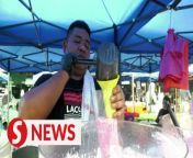 Mohd Khairul Muzammil, who lost his job during the pandemic, is seeking a fresh start by selling drinks at the Ramadan bazaar in Kampung Datuk Keramat, Kuala Lumpur.&#60;br/&#62;&#60;br/&#62;Meanwhile, Zamzuri Mohd Nor, who sells ayam and ikan percik, benefits from loyal customers but has had to raise prices due to increased ingredient costs.&#60;br/&#62;&#60;br/&#62;WATCH MORE: https://thestartv.com/c/news&#60;br/&#62;SUBSCRIBE: https://cutt.ly/TheStar&#60;br/&#62;LIKE: https://fb.com/TheStarOnline