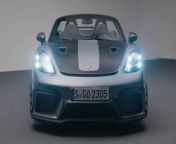 Porsche crowns the 718 mid-engined model line with a sports car designed for maximum driving pleasure: the new 718 Spyder RS is the open-top counterpart to the 718 Cayman GT4 RS. For the first time, the 368 kW naturally aspirated six-cylinder boxer from the 911 GT3 features in an open-topped mid-engined sports car. The same lightweight power unit with its high-revving design also powers the Porsche 911 GT3 Cup racing car. The exceptionally lightweight and purist-pleasing manual soft-top roof of the 718 Spyder RS makes the highly evocative sound of the engine an even more compelling experience. The effect is further heightened by the standard lightweight stainless steel sports exhaust system and the distinctive process air inlets on the sides behind the headrests.