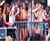 Malia Obama was caught doing normal teenage stuff and having a good time plus twerk flashes. Malia who just clocked 18 was enjoying the outdoors and music at Lollapalooza definitely!
