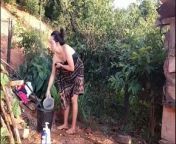 Gadis Dayak Kalimantan sedang mandi