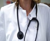 A new study has found that hospital patients are less likely to pass away if they are cared for by a female doctor.