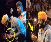 Arijit Singh Dubai Live Concert Nail Cutting Video : अरिजीत सिंह कॉन्सर्ट करने दुबई पहुंचे थे, जहां से उनका एक वीडियो सोशल मीडिया पर खूब नजर आ रहा है। सोशल मीडिया यूजर्स सिंगर पर नाराजगी जता रहे हैं। दरअसल कॉन्सर्ट के बीच में अरिजीत अपने नाखून काटते दिख रहे हैं, जिसे देखकर लोगों ने उन्हें अनप्रफेशनल कहना शुरू कर दिया है। &#60;br/&#62; &#60;br/&#62;Arijit Singh Dubai Live Concert Nail Cutting Video: Arijit Singh had reached Dubai to perform a concert, from where a video of him is being seen widely on social media. Social media users are expressing their displeasure on the singer. Actually, Arijit is seen cutting his nails in the middle of the concert, seeing which people have started calling him unprofessional. &#60;br/&#62; &#60;br/&#62; &#60;br/&#62;#Arijitsingh #dubai #ArijitSinghConcert &#60;br/&#62;&#60;br/&#62;~PR.115~ED.118~HT.318~