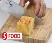 Traditional cassava cake is usual smooth with a fine texture, but the tapioca pulp can also be grated coarser for a more rustic texture.
